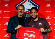 Calvin Verdonk duduk di bangku cadangan saat laga Liga Champions antara LOSC Lille melawan Real Betis.