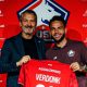Calvin Verdonk duduk di bangku cadangan saat laga Liga Champions antara LOSC Lille melawan Real Betis.