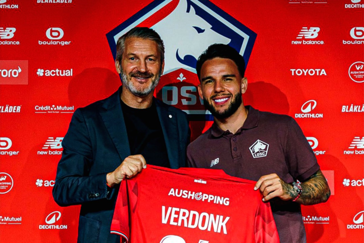 Calvin Verdonk duduk di bangku cadangan saat laga Liga Champions antara LOSC Lille melawan Real Betis.