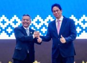 Suahasil Nazara dan Purbaya Yudhi Sadewa dalam prosesi serah terima jabatan Menteri Keuangan