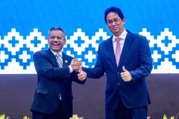 Suahasil Nazara dan Purbaya Yudhi Sadewa dalam prosesi serah terima jabatan Menteri Keuangan