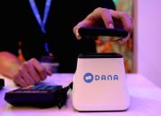 Logo DANA dengan latar belakang digital yang merepresentasikan teknologi kecerdasan buatan