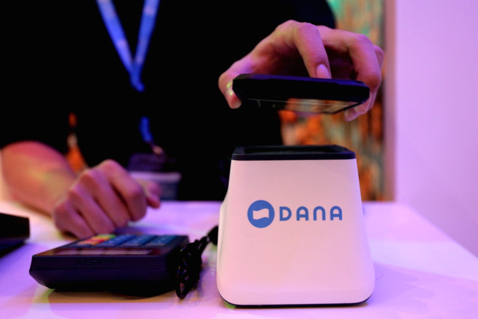 Logo DANA dengan latar belakang digital yang merepresentasikan teknologi kecerdasan buatan