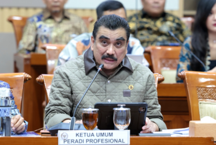 Ketua Umum Peradi Profesional Arthur Hedar memberikan pandangan dalam rapat RUU Perampasan Aset di DPR RI