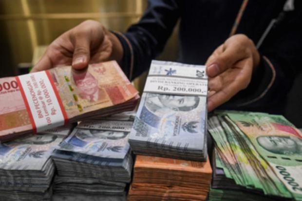Papan layar elektronik menampilkan pergerakan nilai tukar mata uang rupiah terhadap dolar AS di Jakarta.