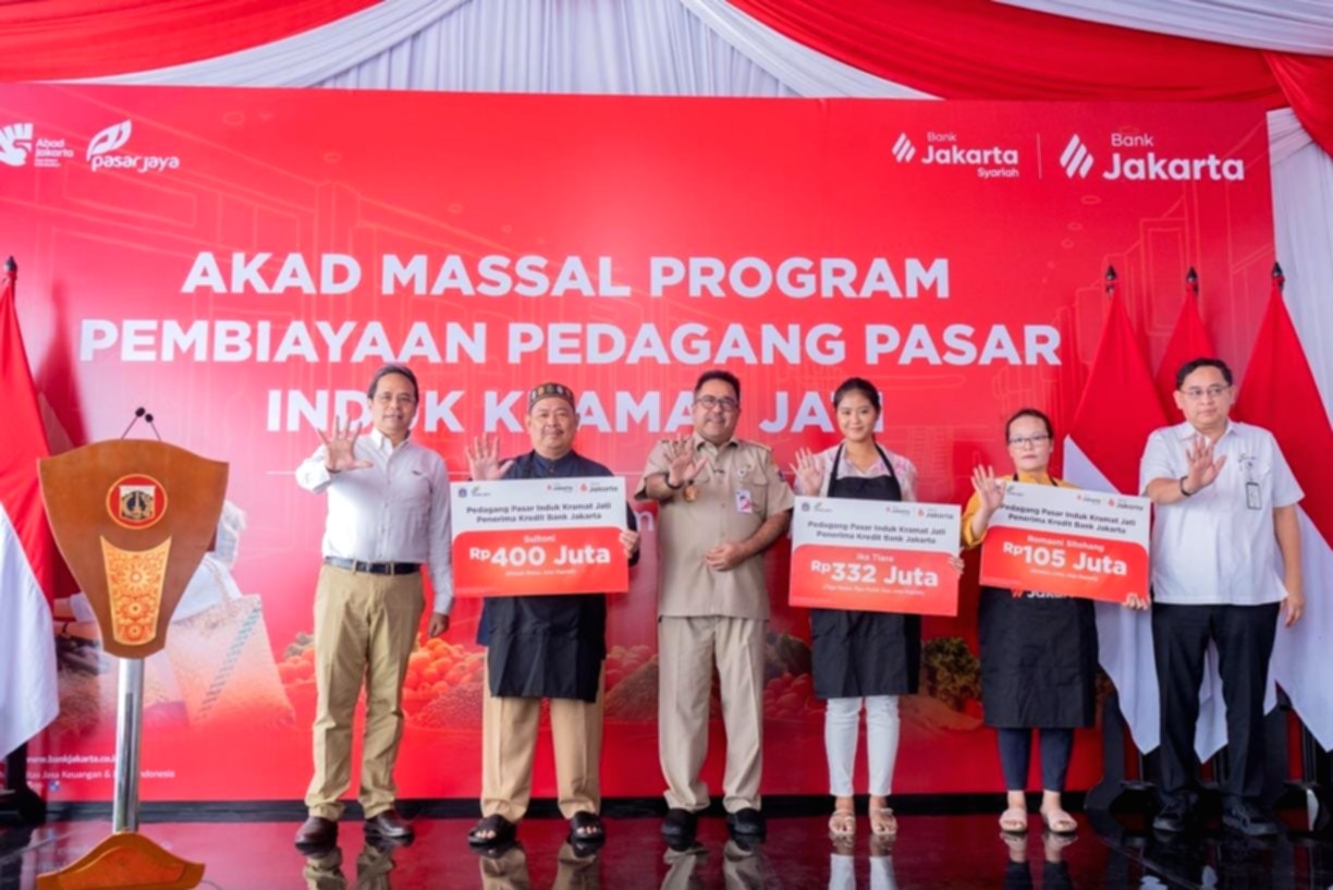 Wakil Gubernur DKI Jakarta Rano Karno menghadiri acara Akad Kredit Massal bagi pedagang di Pasar Induk Kramat Jati.