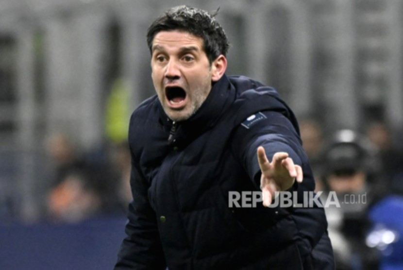 Cristian Chivu memberikan instruksi kepada pemain Inter Milan di pinggir lapangan Stadion Giuseppe Meazza