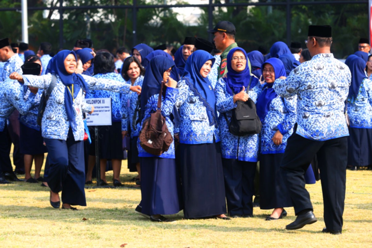 Sejumlah tenaga PPPK melakukan aksi penyampaian aspirasi menolak mekanisme tes untuk beralih menjadi PNS.