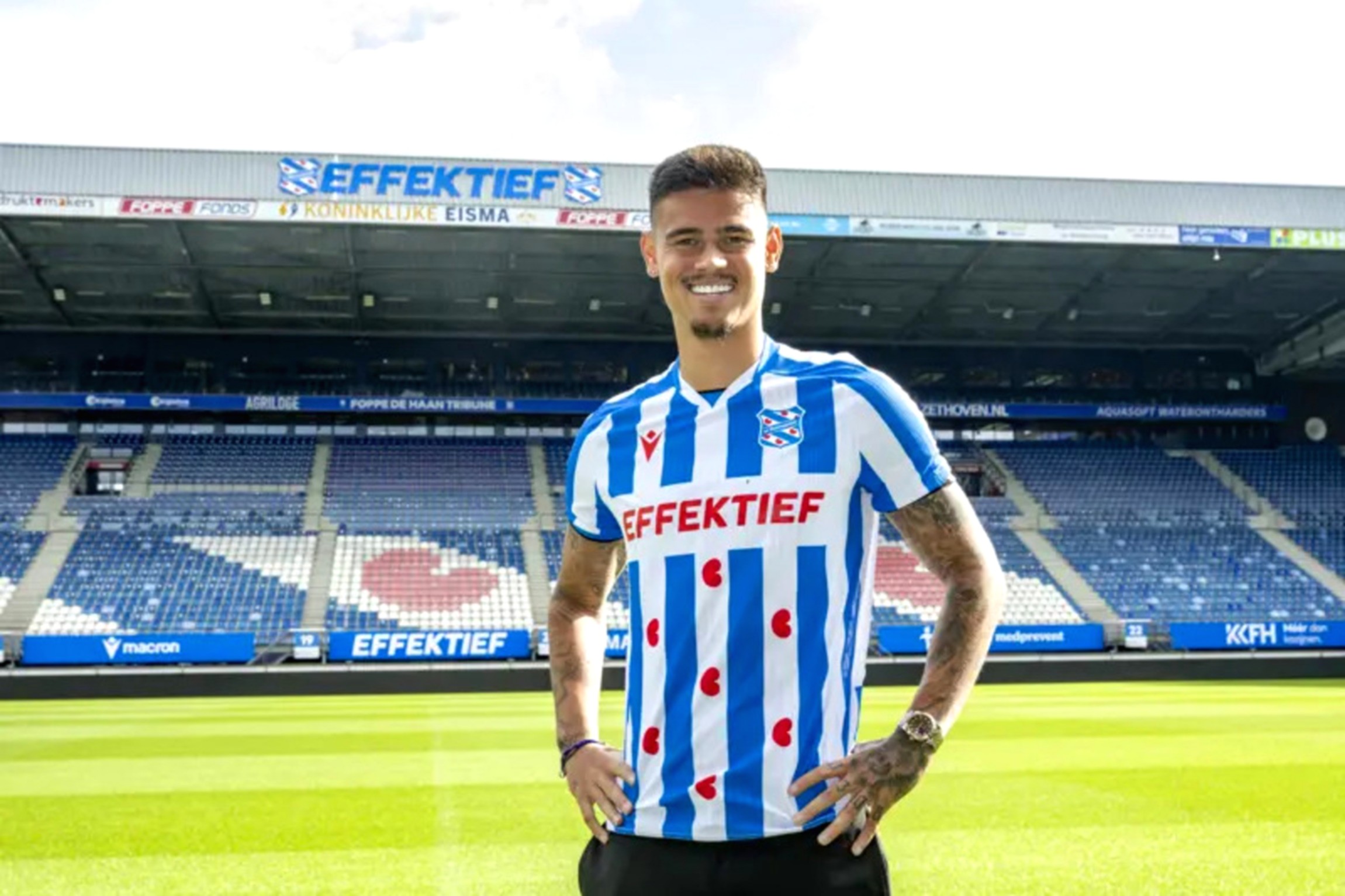 Mees Hilgers saat diperkenalkan sebagai pemain baru SC Heerenveen untuk musim 2026/27.