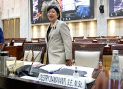 Destry Damayanti, Aida S. Budiman, dan Solikin M. Juhro dalam rapat paripurna DPR RI