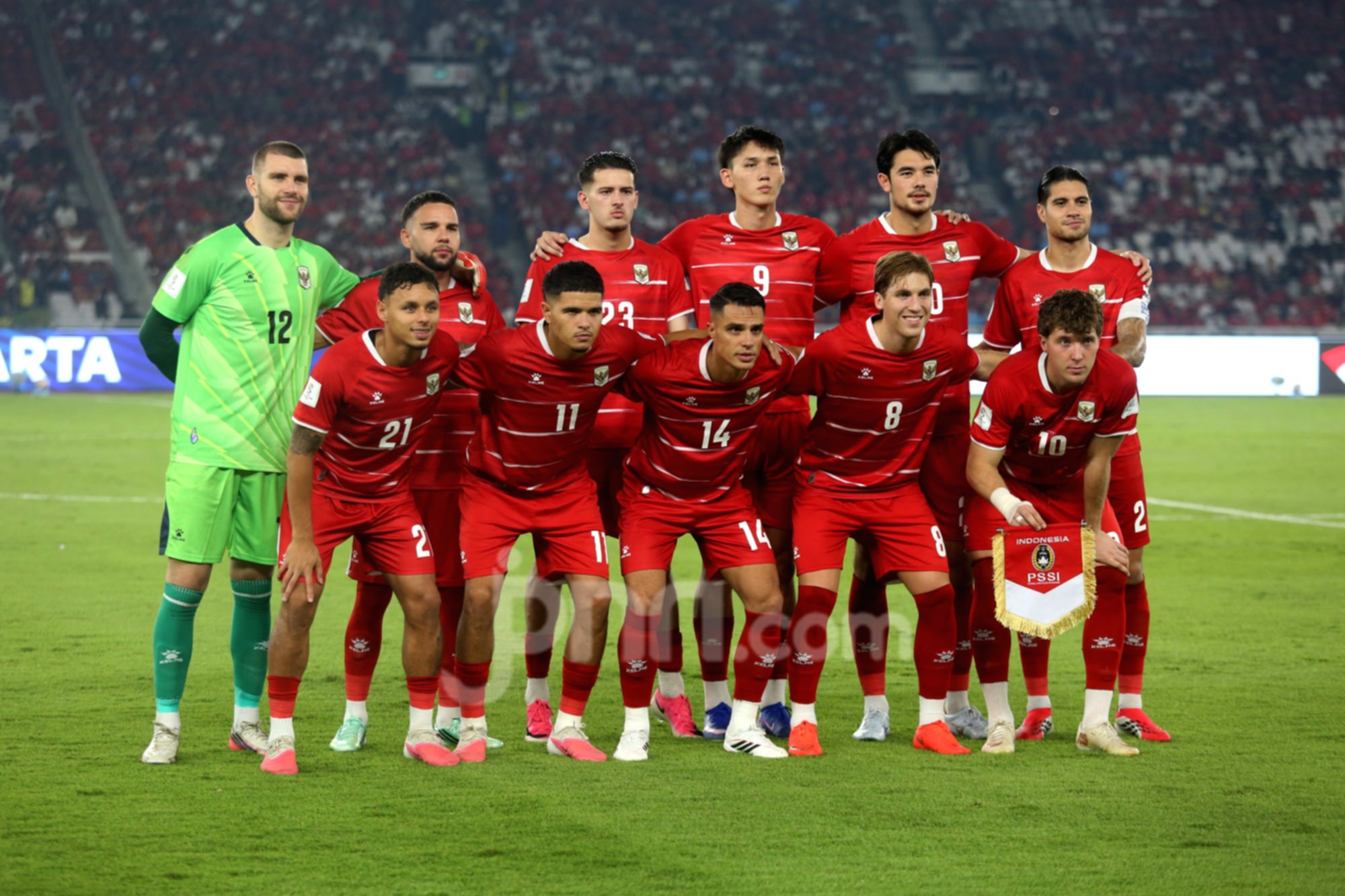 Pelatih timnas Indonesia John Herdman saat memimpin laga kontra Singapura di Stadion GBK