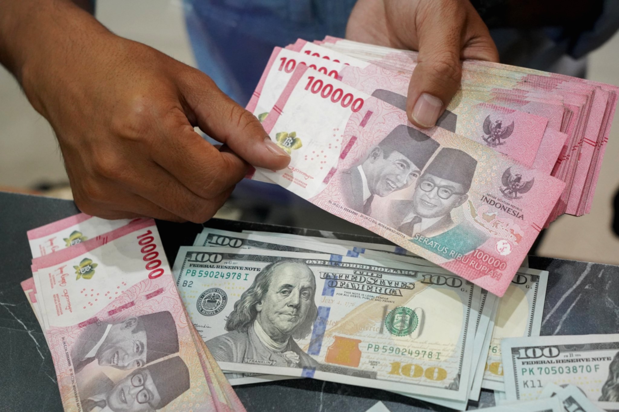 Tampilan layar grafik pergerakan nilai tukar mata uang Rupiah terhadap Dolar AS