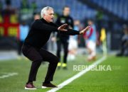 Pelatih Real Madrid Jose Mourinho memberikan instruksi saat sesi latihan tim di Stadion Santiago Bernabeu.