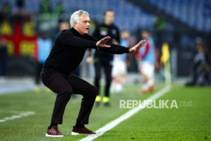 Pelatih Real Madrid Jose Mourinho memberikan instruksi saat sesi latihan tim di Stadion Santiago Bernabeu.