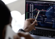 Grafik pergerakan Indeks Harga Saham Gabungan di layar monitor bursa efek