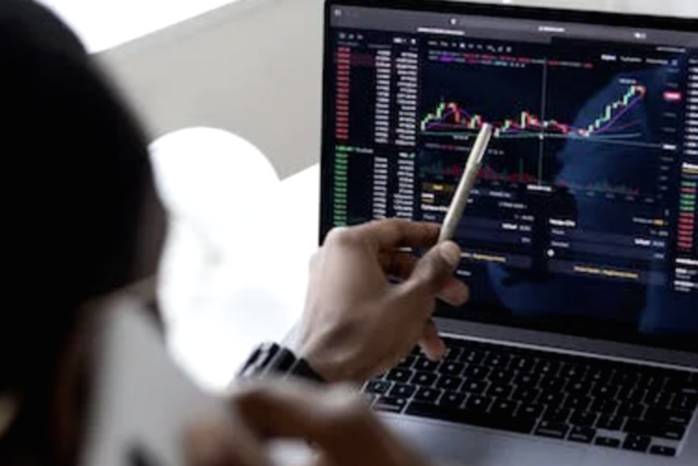 Grafik pergerakan Indeks Harga Saham Gabungan di layar monitor bursa efek