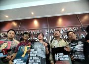 Tim Advokasi Untuk Demokrasi menyampaikan pernyataan sikap terkait vonis ringan pelaku penyiraman air keras di Jakarta.
