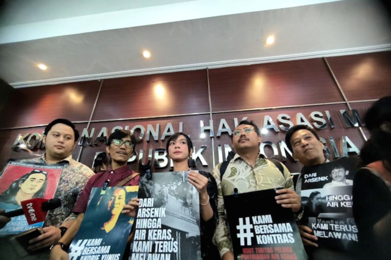 Tim Advokasi Untuk Demokrasi menyampaikan pernyataan sikap terkait vonis ringan pelaku penyiraman air keras di Jakarta.