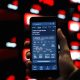 Tampilan layar pergerakan grafik Indeks Harga Saham Gabungan (IHSG) yang melemah di Bursa Efek Indonesia.