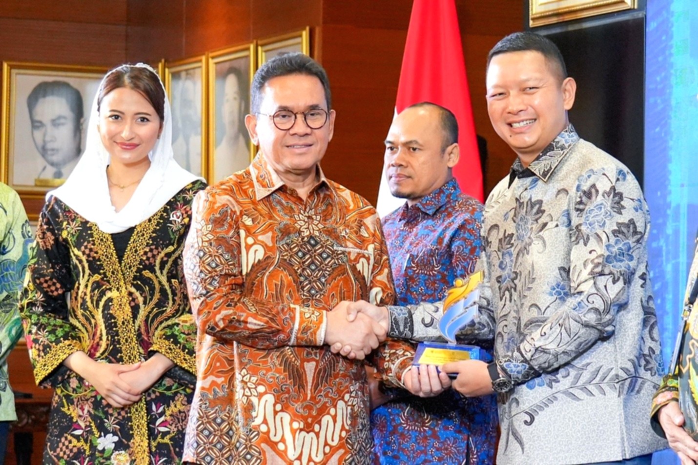 Perwakilan BRI menerima penghargaan Niaga Werdhitama dari Kementerian Perdagangan di Jakarta