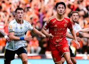 Kyohei Yoshino mengawal pergerakan lawan saat pertandingan Persija Jakarta melawan Persib Bandung di GBK