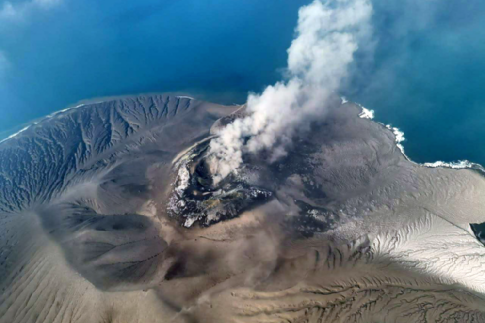 Guguran abu vulkanik dari erupsi Gunung Anak Krakatau yang terlihat dari kejauhan