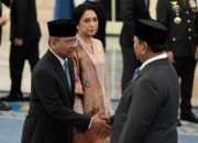 Presiden Prabowo Subianto saat melantik Suahasil Nazara sebagai Menteri Keuangan di Istana Negara.
