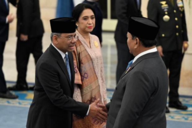 Presiden Prabowo Subianto saat melantik Suahasil Nazara sebagai Menteri Keuangan di Istana Negara.