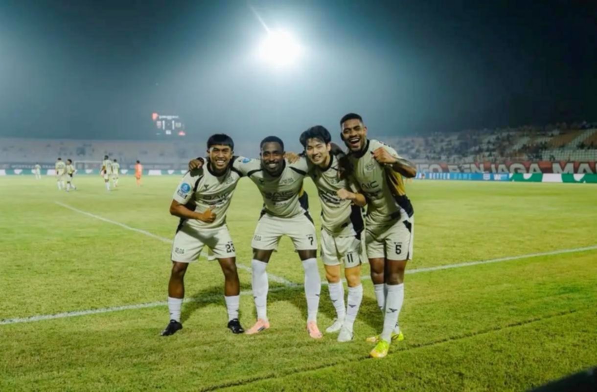 Pemain Dewa United melakukan selebrasi setelah mencetak gol ke gawang Borneo FC di Stadion Segiri.