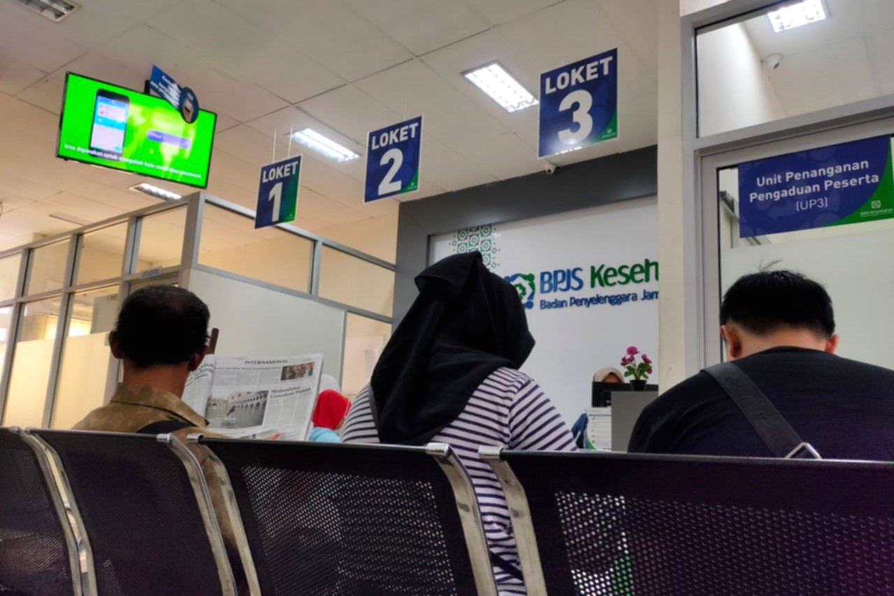 Kantor pusat BPJS Kesehatan di Jakarta dengan logo lembaga terlihat jelas