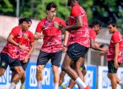 Bernardo Tavares memberikan instruksi kepada pemain Persebaya Surabaya saat sesi latihan pramusim
