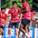 Bernardo Tavares memberikan instruksi kepada pemain Persebaya Surabaya saat sesi latihan pramusim