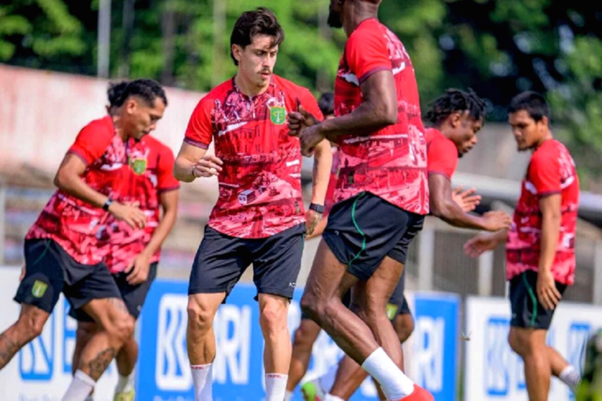 Bernardo Tavares memberikan instruksi kepada pemain Persebaya Surabaya saat sesi latihan pramusim