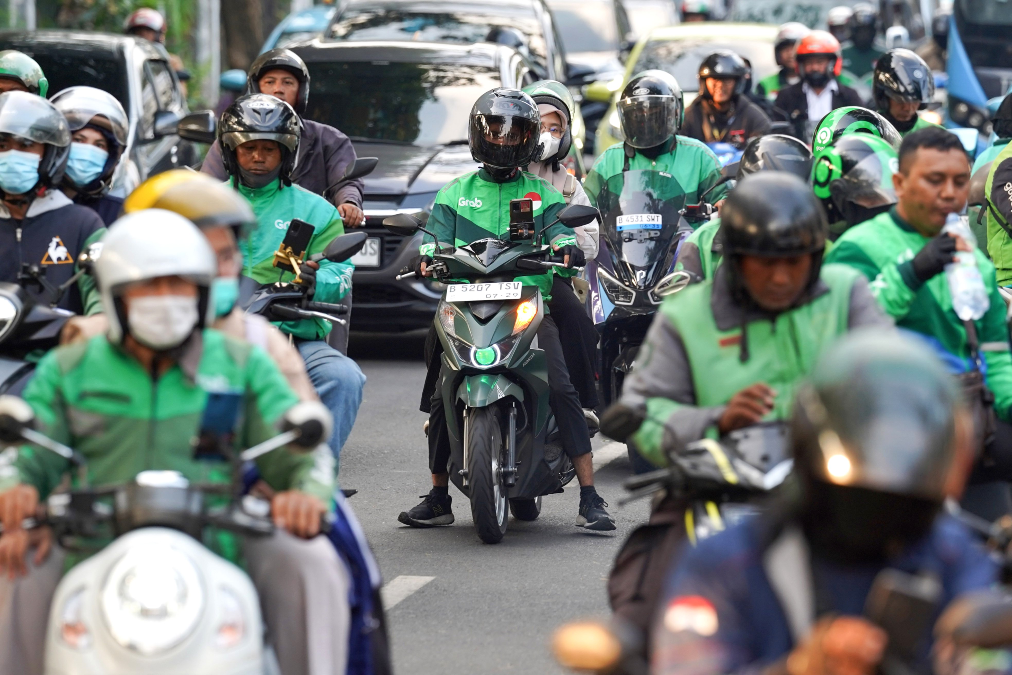 Menteri Perhubungan Dudy Purwagandhi memberikan keterangan terkait progres aturan transportasi online di Jakarta.