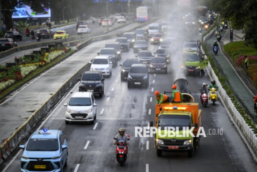 Ketua KPID DKI Jakarta Ahmad Sulhy saat memberikan keterangan pers terkait imbauan informasi erupsi Gunung Anak Krakatau