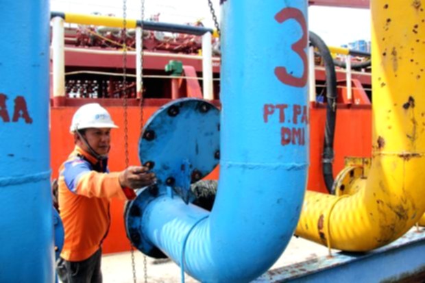 Aktivitas bongkar muat peti kemas di pelabuhan utama Indonesia untuk kebutuhan industri nasional.