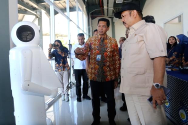 Lengan robot industri berteknologi tinggi di fasilitas manufaktur modern Singapura.
