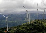 Kincir angin raksasa di ladang pembangkit listrik tenaga bayu (PLTB) di Indonesia