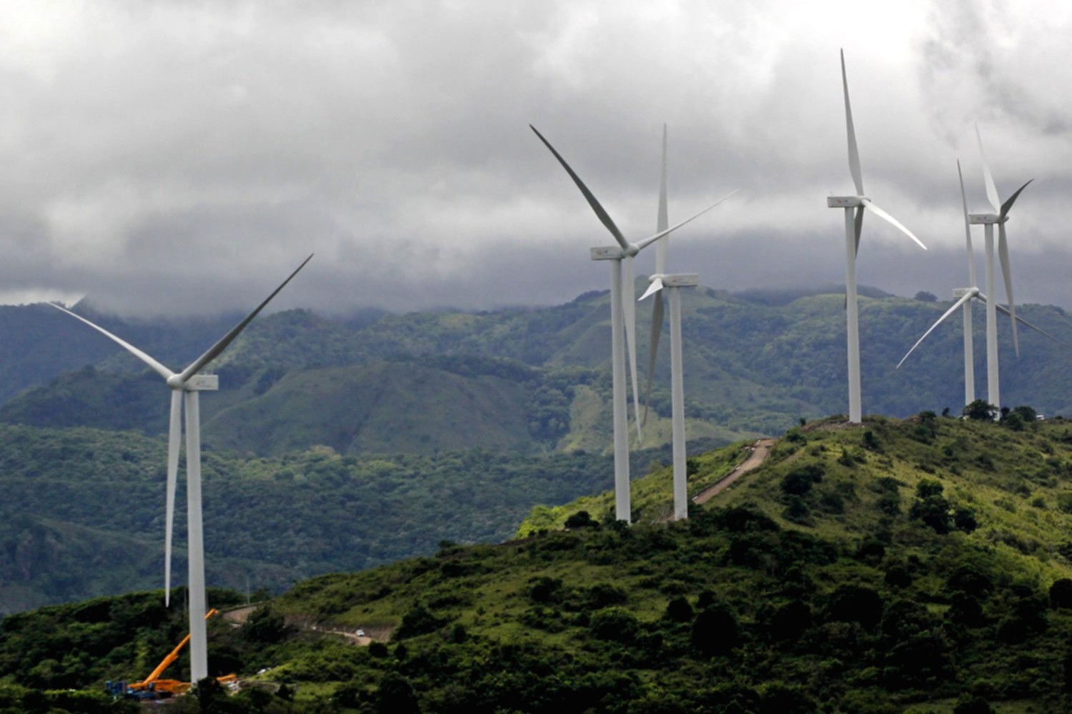 Kincir angin raksasa di ladang pembangkit listrik tenaga bayu (PLTB) di Indonesia