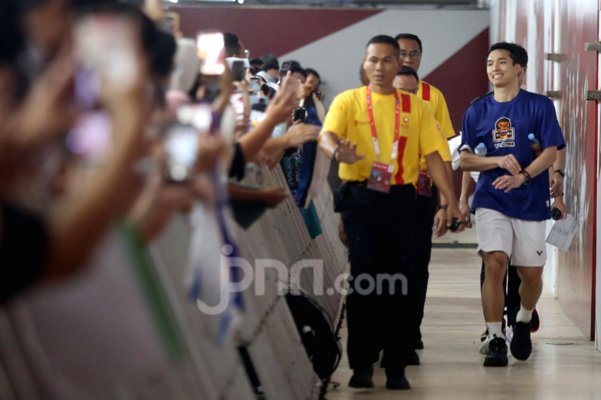 Jonatan Christie bersiap bertanding di turnamen bulu tangkis China Masters 2026 di Shenzhen Arena.