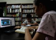 Suasana area sekolah yang terdampak sebaran abu vulkanik dari erupsi Gunung Anak Krakatau