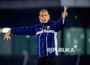Pelatih timnas U-20 Indonesia Nova Arianto memberikan arahan kepada pemain di lapangan