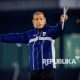 Pelatih timnas U-20 Indonesia Nova Arianto memberikan arahan kepada pemain di lapangan