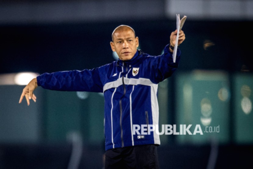 Pelatih timnas U-20 Indonesia Nova Arianto memberikan arahan kepada pemain di lapangan
