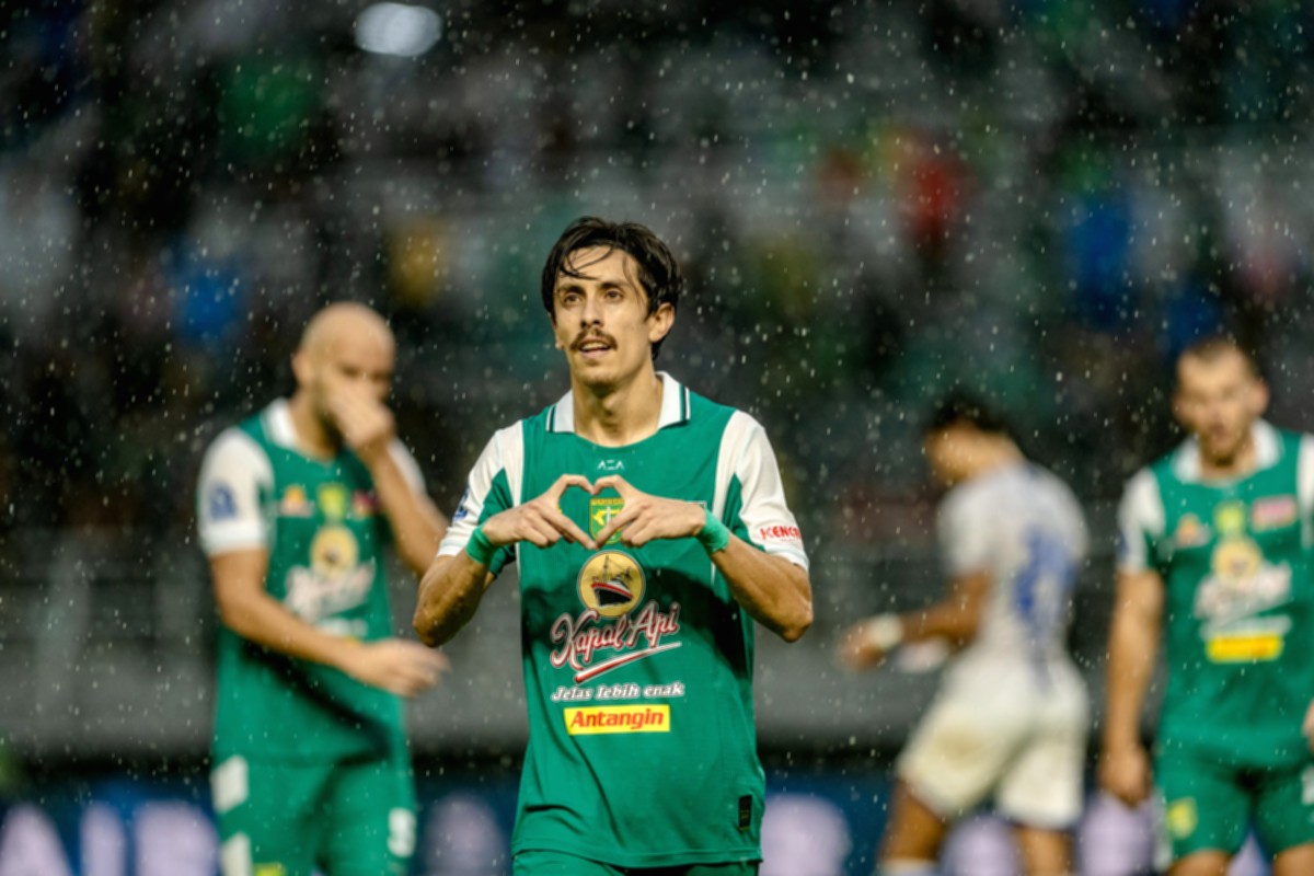 Gelandang Persebaya Surabaya, Francisco Rivera, saat sesi latihan sebelum laga pembuka Super League 2026/27.