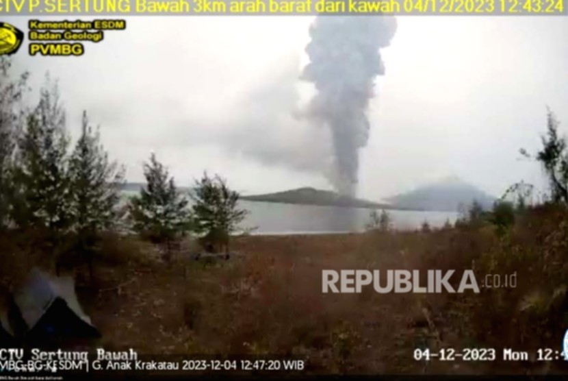 Gunung Anak Krakatau yang sedang aktif erupsi dengan status Siaga Level III