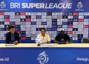 Pelatih Kalteng FC Mundari Karya memberikan arahan kepada pemain saat sesi latihan tim