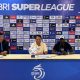Pelatih Kalteng FC Mundari Karya memberikan arahan kepada pemain saat sesi latihan tim