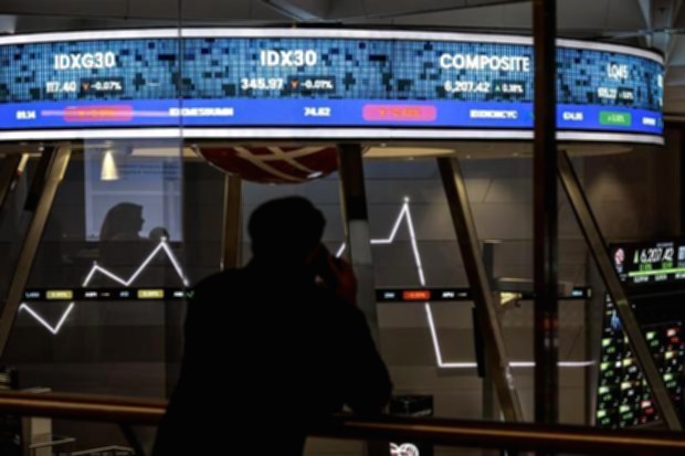 Grafik pergerakan Indeks Harga Saham Gabungan di layar monitor bursa efek