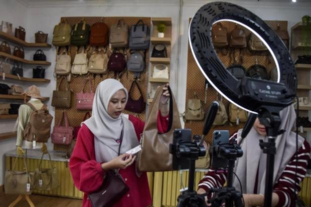 Tampilan antarmuka aplikasi marketplace di layar ponsel pintar dengan latar belakang perkantoran